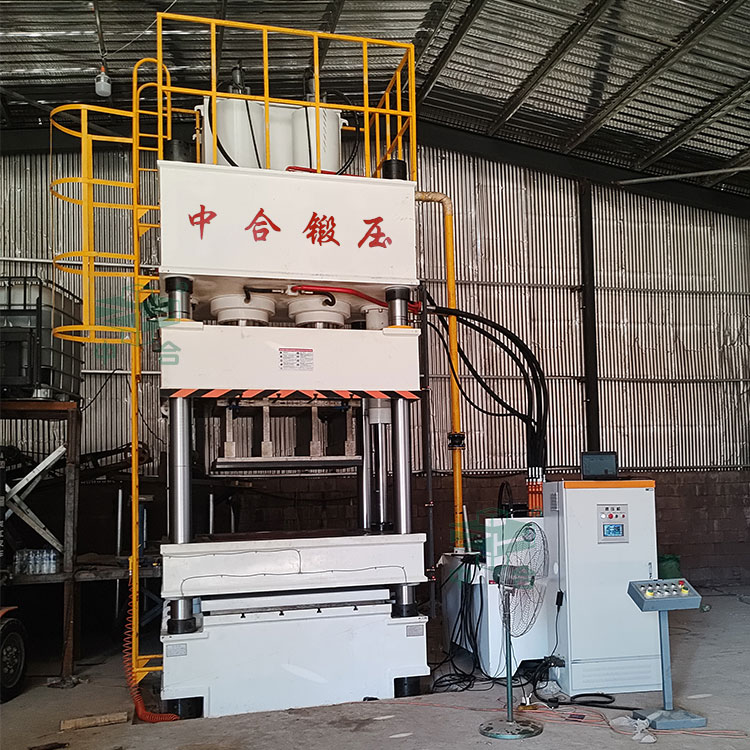 蛭石板液壓機現場.jpg 蛭石板液壓機現場.jpg