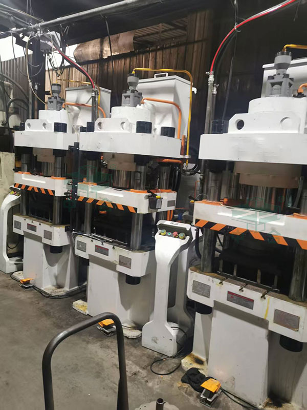 200噸三梁四柱液壓機.jpg 200噸三梁四柱液壓機.jpg