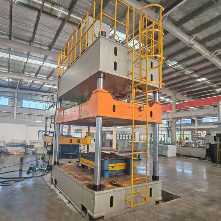 315噸三梁四柱液壓機現場.jpg 315噸三梁四柱液壓機現場.jpg