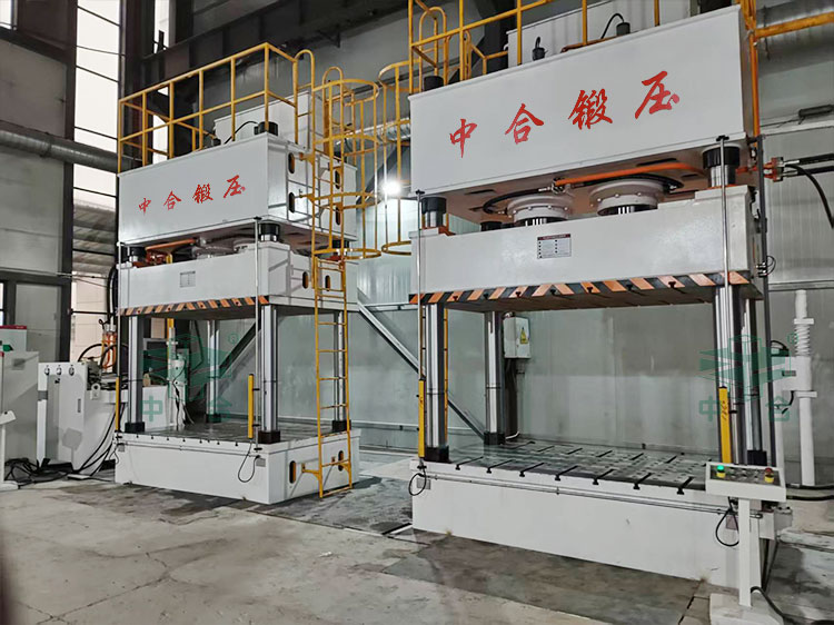 630噸拉伸液壓機現(xiàn)場.jpg 630噸拉伸液壓機現(xiàn)場.jpg