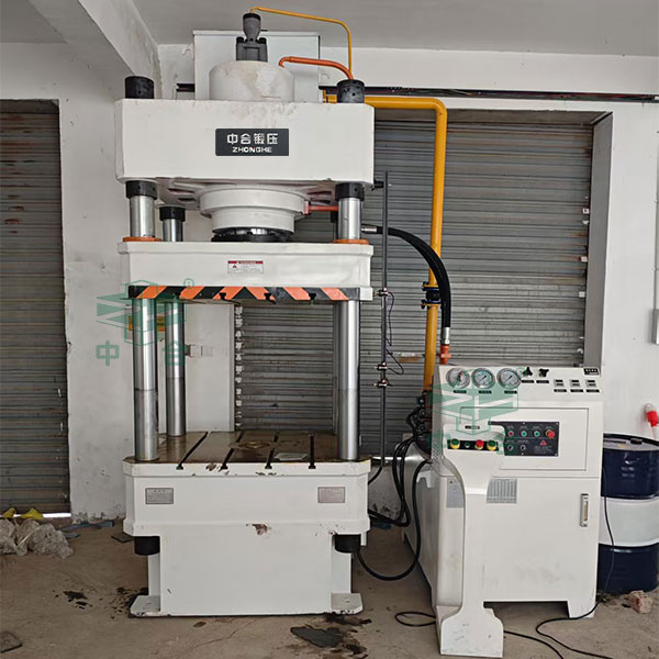 315噸三梁四柱液壓機現場 315噸三梁四柱液壓機現場