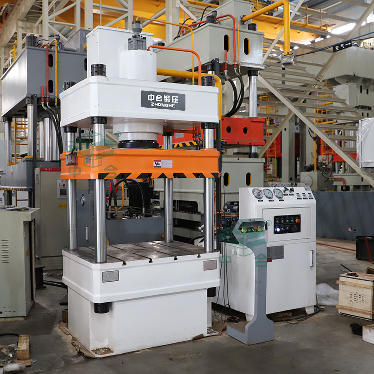 200噸四柱液壓機車間實物.jpg 200噸四柱液壓機車間實物.jpg