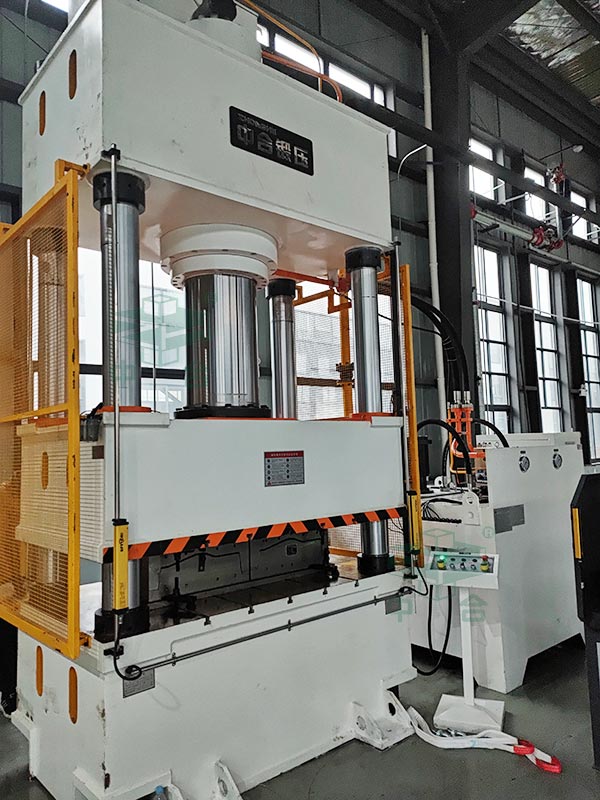 500噸四柱液壓機.jpg 500噸四柱液壓機.jpg