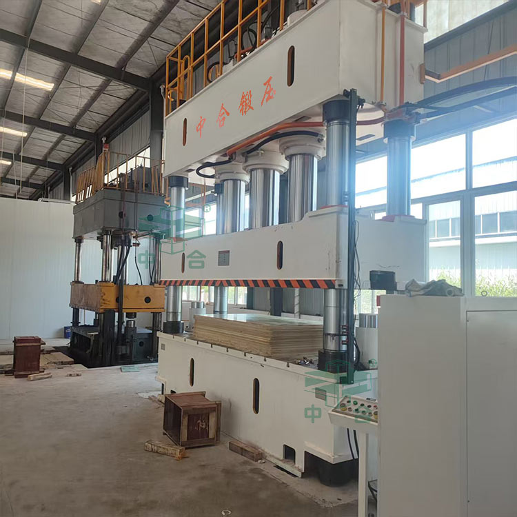 800噸伺服四柱液壓機(jī).jpg 800噸伺服四柱液壓機(jī).jpg