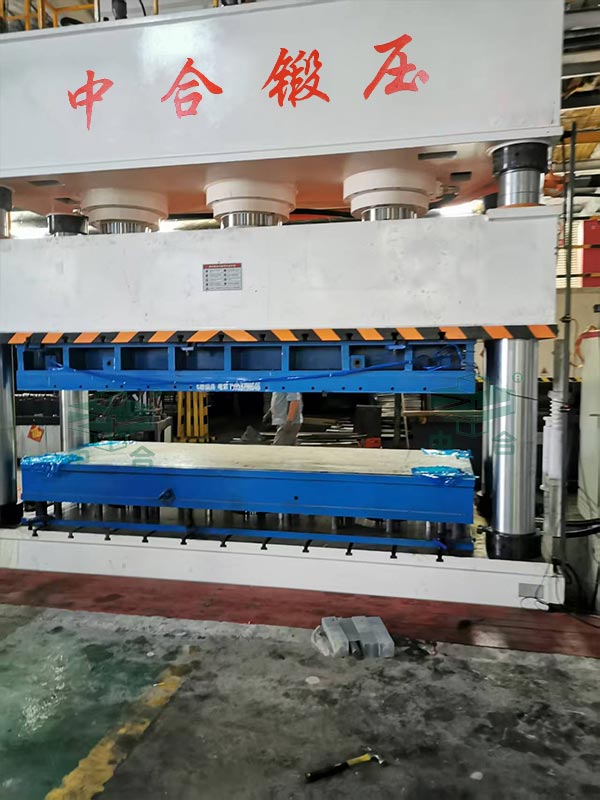 1250噸四柱液壓機.jpg 1250噸四柱液壓機.jpg