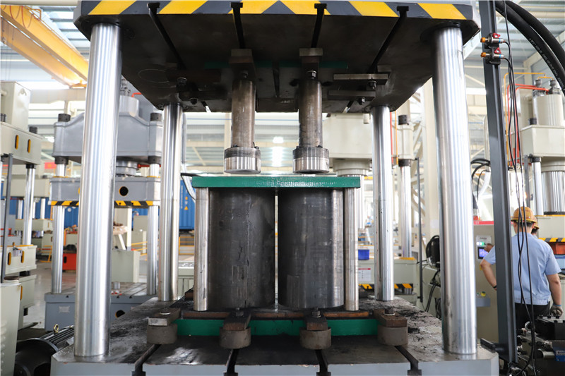 石墨粉末壓塊成型液壓機(jī)_200噸四柱液壓機(jī)_粉末成型設(shè)備(圖4) 石墨粉末壓塊成型液壓機(jī)_200噸四柱液壓機(jī)_粉末成型設(shè)備(圖4)