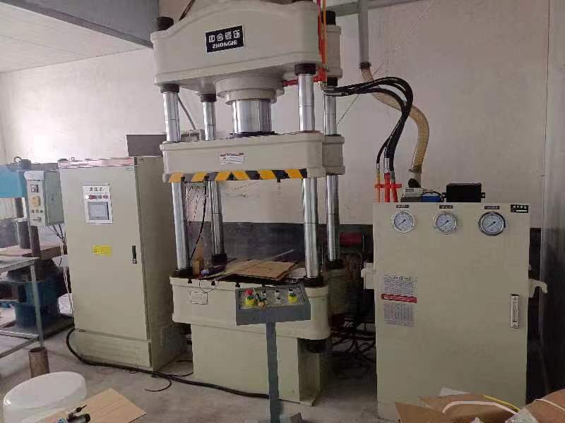 伺服液壓機_200噸四柱液壓機(圖2) 伺服液壓機_200噸四柱液壓機(圖2)