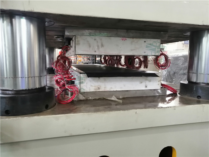 1000噸石墨烯薄膜熱壓設備-1000t四柱油壓機(圖3) 1000噸石墨烯薄膜熱壓設備-1000t四柱油壓機(圖3)