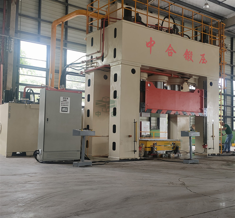 2500噸框架式液壓機(jī) 2500噸框架式液壓機(jī)