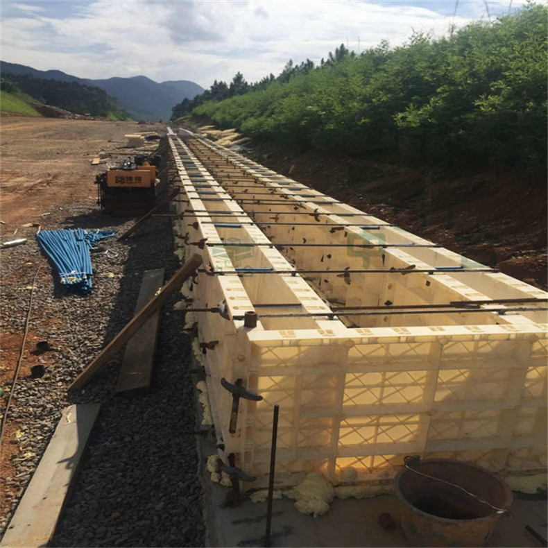 快拼組合式水溝水渠塑料建筑模板生產設備-1500噸四柱液壓機(圖3) 快拼組合式水溝水渠塑料建筑模板生產設備-1500噸四柱液壓機(圖3)