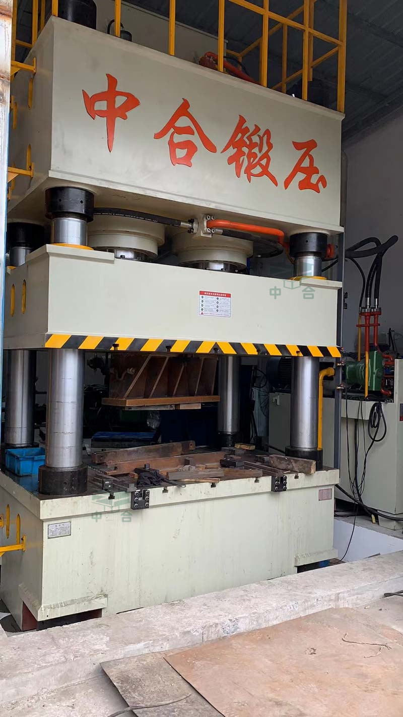 1000噸四柱液壓機(jī)加工槳葉現(xiàn)場(chǎng) 1000噸四柱液壓機(jī)加工槳葉現(xiàn)場(chǎng)