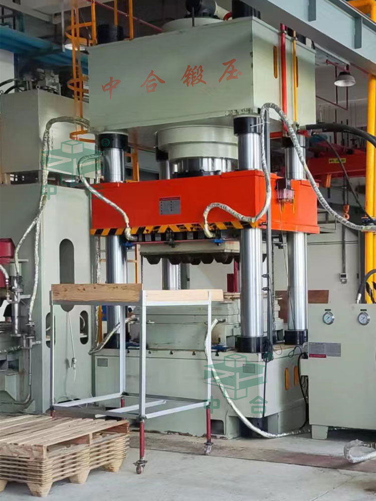 1000噸四柱液壓機加工木屑托盤現場 1000噸四柱液壓機加工木屑托盤現場